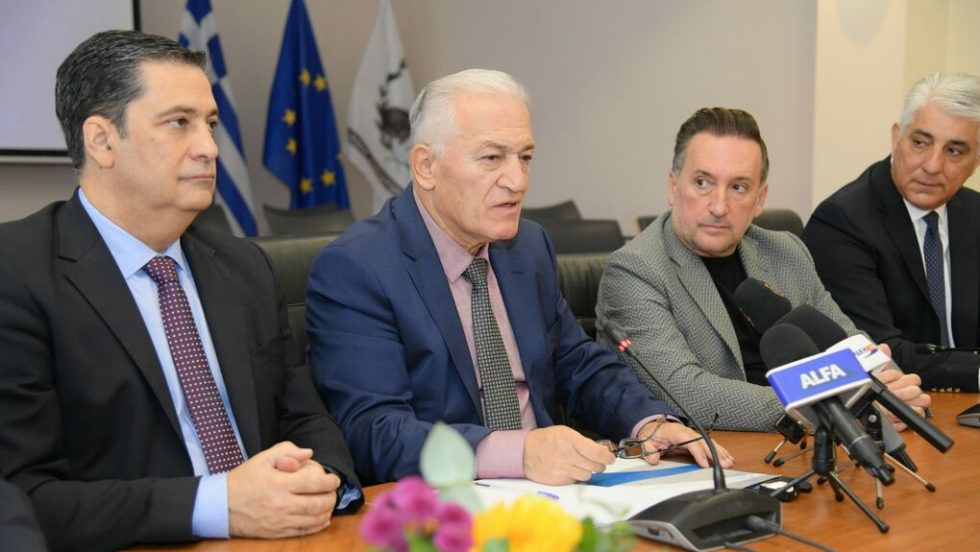 kede synenteuxi typou